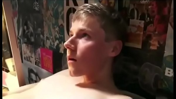 Novinho lorinho gozando dando o cu